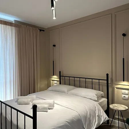 Garden Apartment's 3*