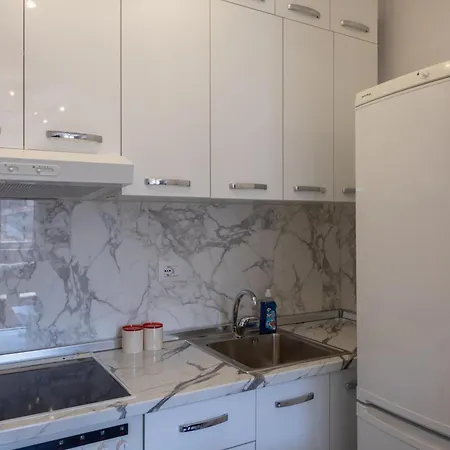 Garden Apartment's 3*