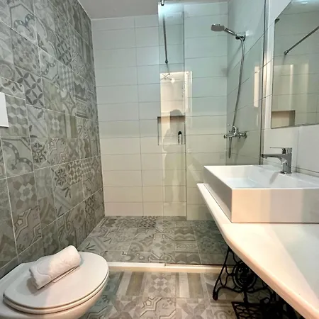 Garden Apartment's 3*