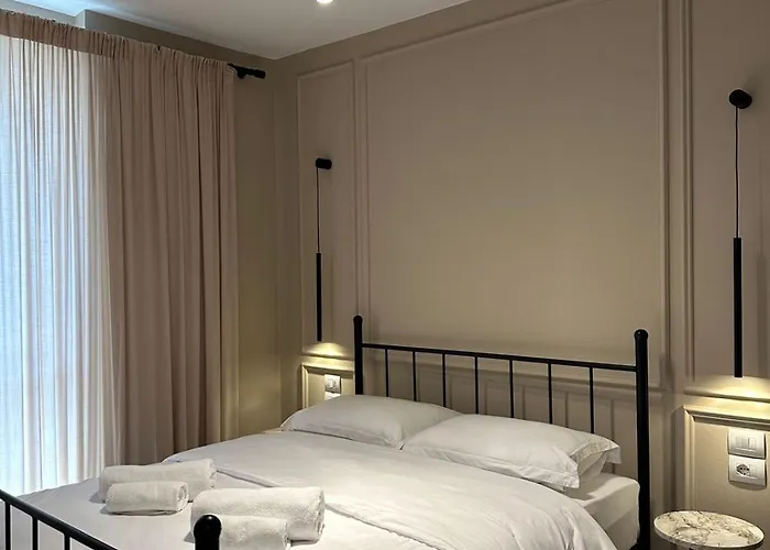 Garden Apartment's 3*